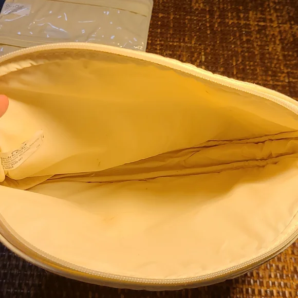 2 piece Oscar de la Renta cosmetic bags - Picture 7 of 9